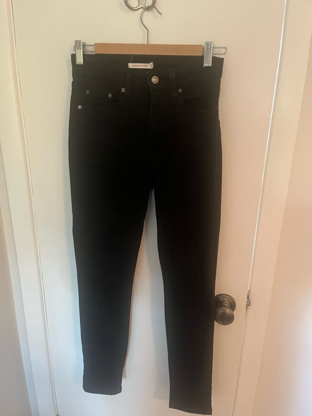 Levi Women’s 721 Black High Rise Skinny Jeans  27w 28﻿L